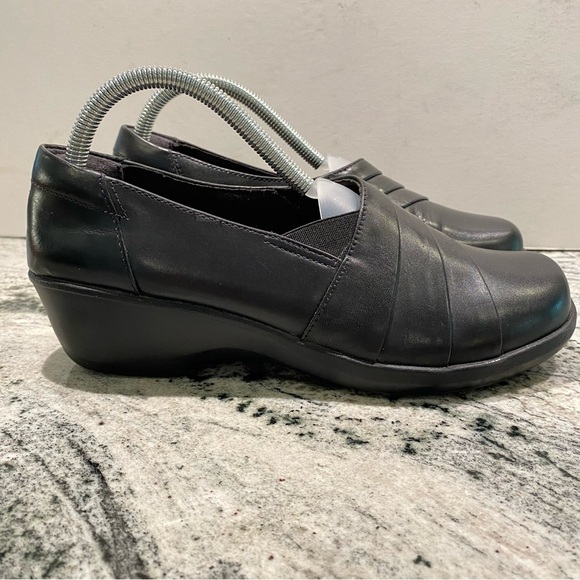 CLARKS (26101987) WOMEN'S "ESHA ESSY" BLACK LEATHER SLIP-ONS - SIZE 9M - Picture 3 of 16